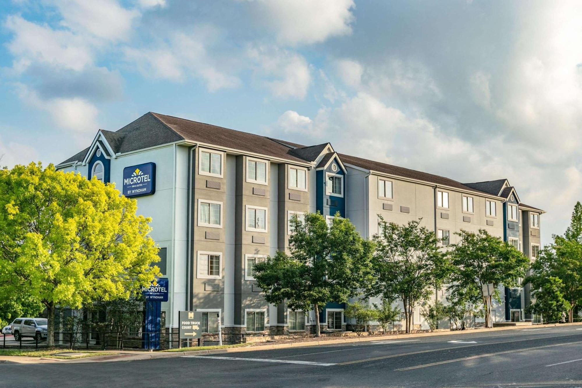 Microtel Inn & Suites By Wyndham Austin Airport Exterior foto